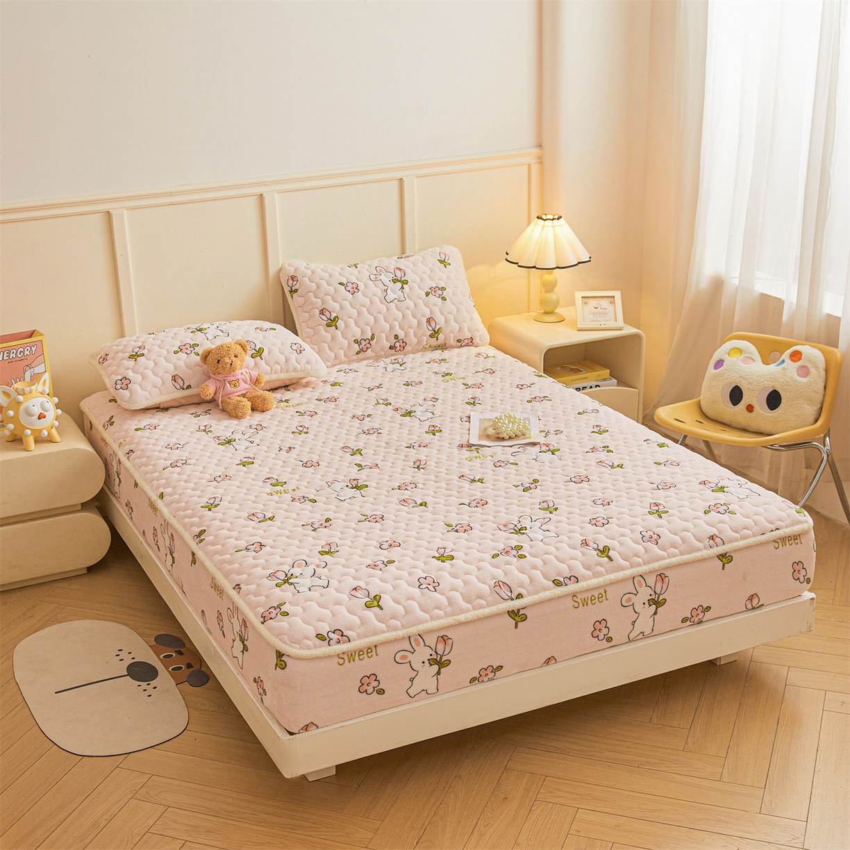 91家纺网 家纺一手货源 找家纺 雯豆家纺 2025新款牛奶绒夹棉床笠印花款床垫保护套秋冬保暖床罩 牛奶绒夹棉床笠-月季小兔