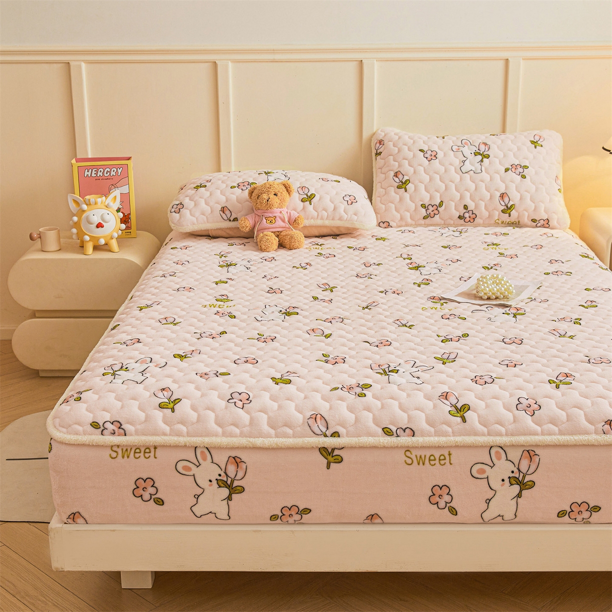 91家纺网 家纺一手货源 找家纺 雯豆家纺 2025新款牛奶绒夹棉床笠印花款床垫保护套秋冬保暖床罩 牛奶绒夹棉床笠-月季小兔