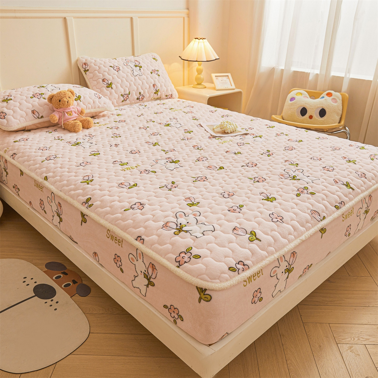 91家纺网 家纺一手货源 找家纺 雯豆家纺 2025新款牛奶绒夹棉床笠印花款床垫保护套秋冬保暖床罩 牛奶绒夹棉床笠-月季小兔