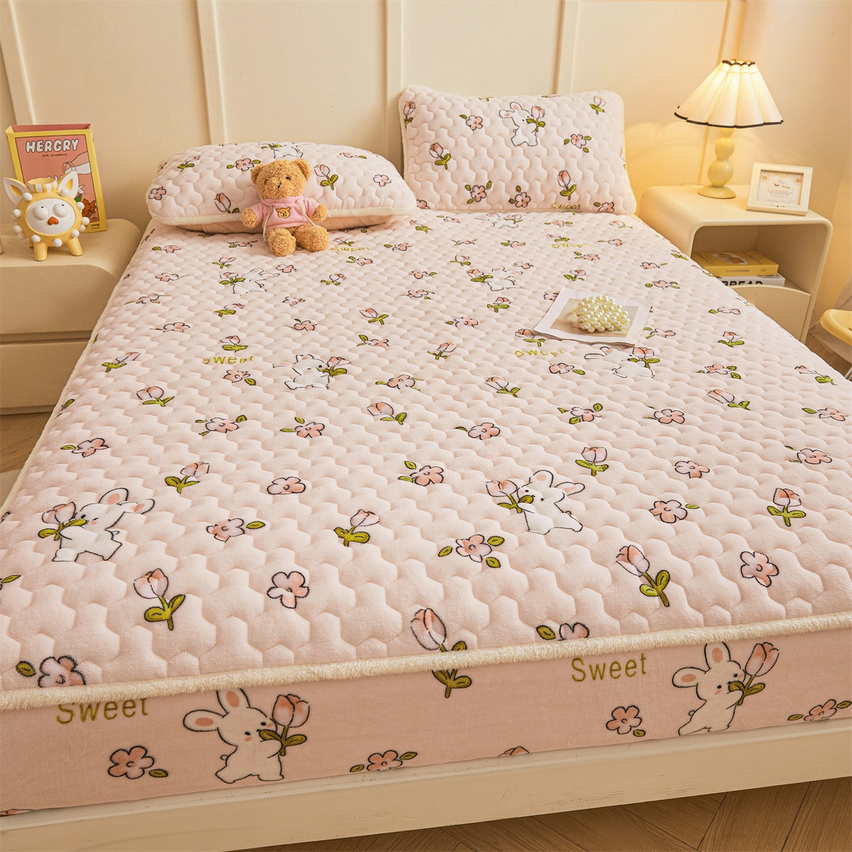 91家纺网 家纺一手货源 找家纺 雯豆家纺 2025新款牛奶绒夹棉床笠印花款床垫保护套秋冬保暖床罩 牛奶绒夹棉床笠-月季小兔