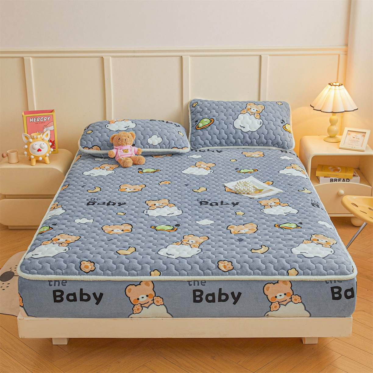 91家纺网 家纺一手货源 找家纺 雯豆家纺 2025新款牛奶绒夹棉床笠印花款床垫保护套秋冬保暖床罩 牛奶绒夹棉床笠-云朵熊