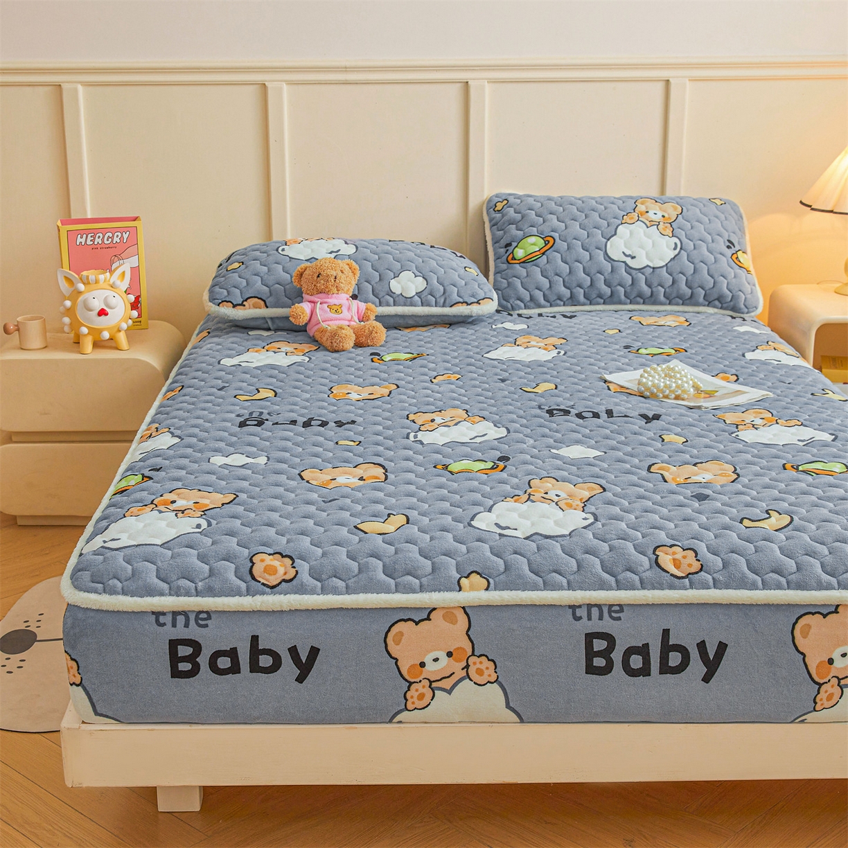 91家纺网 家纺一手货源 找家纺 雯豆家纺 2025新款牛奶绒夹棉床笠印花款床垫保护套秋冬保暖床罩 牛奶绒夹棉床笠-云朵熊