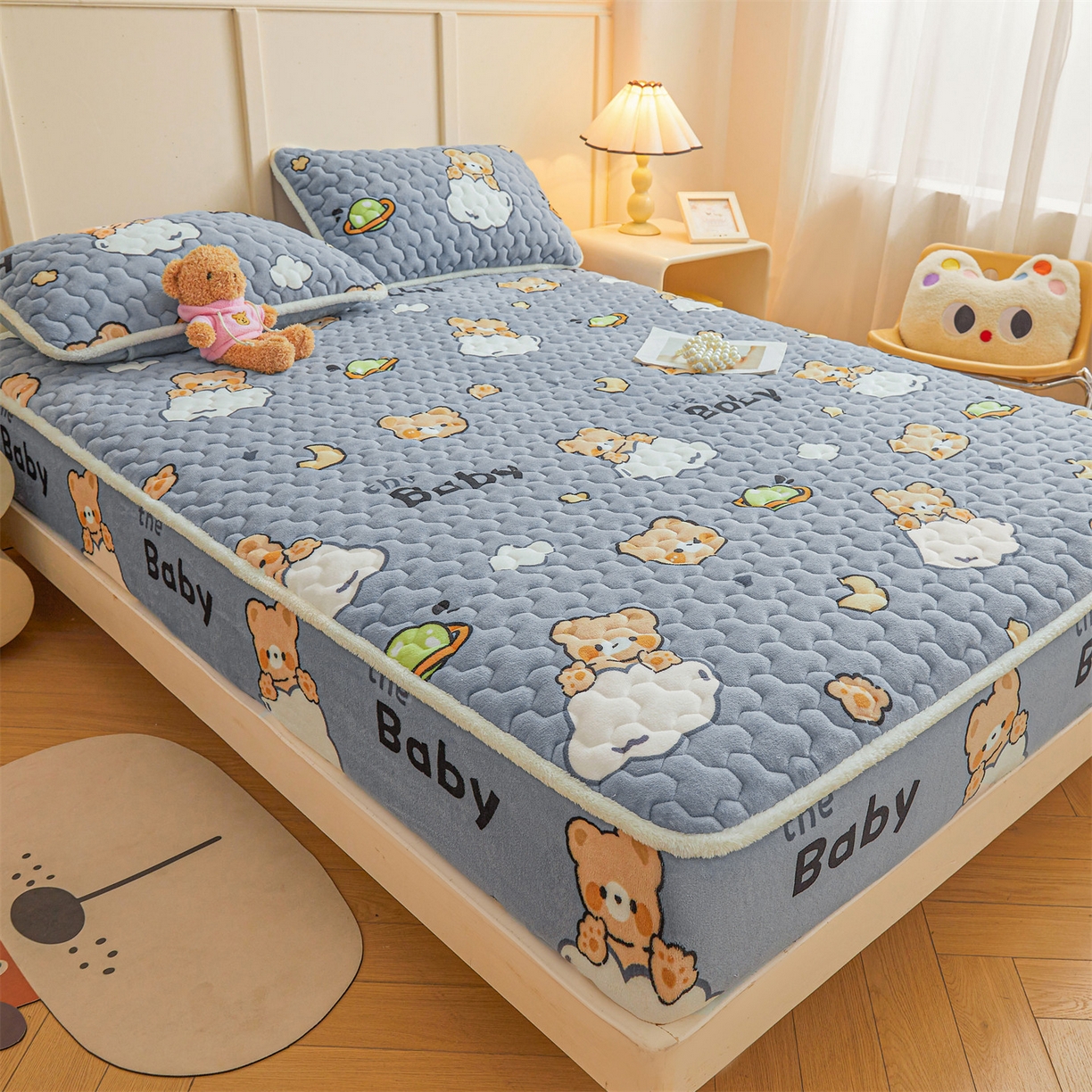 91家纺网 家纺一手货源 找家纺 雯豆家纺 2025新款牛奶绒夹棉床笠印花款床垫保护套秋冬保暖床罩 牛奶绒夹棉床笠-云朵熊