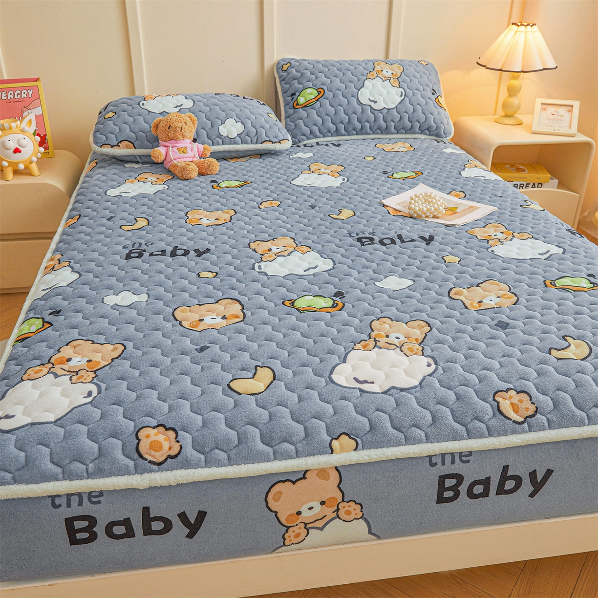 91家纺网 家纺一手货源 找家纺 雯豆家纺 2025新款牛奶绒夹棉床笠印花款床垫保护套秋冬保暖床罩 牛奶绒夹棉床笠-云朵熊