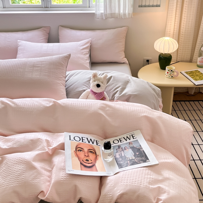 91家纺网 家纺一手货源 找家纺 言一 2025秋冬新品A类60S新疆长绒棉纯棉陶瓷轻磨毛四件套提花全棉床单被套不掉毛2 粉玉+空气灰