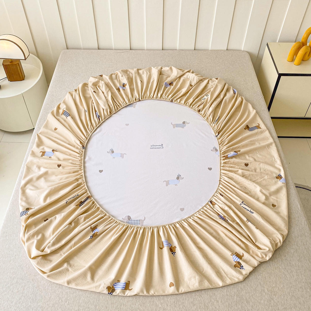 91家纺网 家纺一手货源 找家纺 金泰莱 2025新款木棉双层纱印花床笠 腊肠狗狗