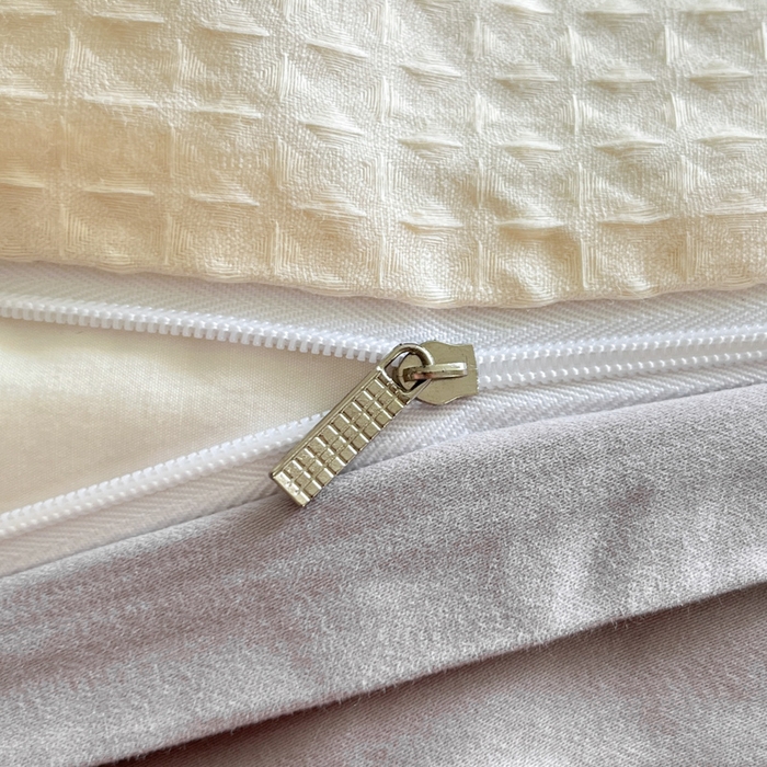 91家纺网 家纺一手货源 找家纺 言一 2025秋冬新品A类60S新疆长绒棉纯棉陶瓷轻磨毛四件套提花全棉床单被套不掉毛2 米月白+山灰