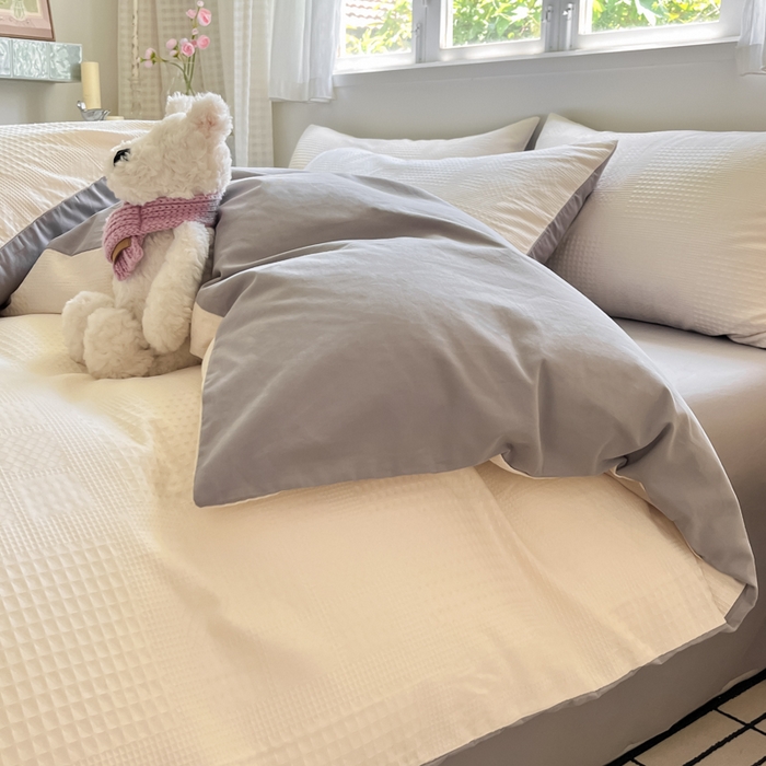 91家纺网 家纺一手货源 找家纺 言一 2025秋冬新品A类60S新疆长绒棉纯棉陶瓷轻磨毛四件套提花全棉床单被套不掉毛2 米月白+山灰