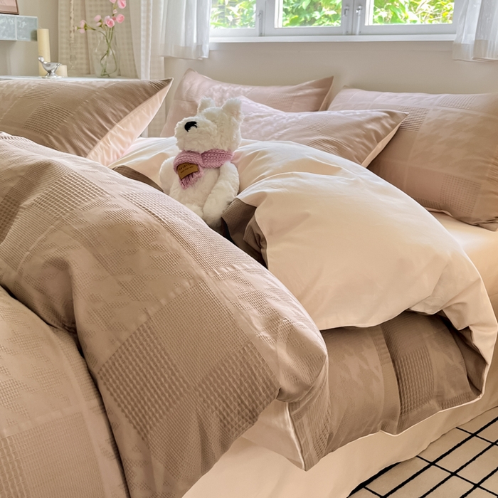 91家纺网 家纺一手货源 找家纺 言一 2025秋冬新品A类60S新疆长绒棉纯棉陶瓷轻磨毛四件套提花全棉床单被套不掉毛2 卡其+奶玉色