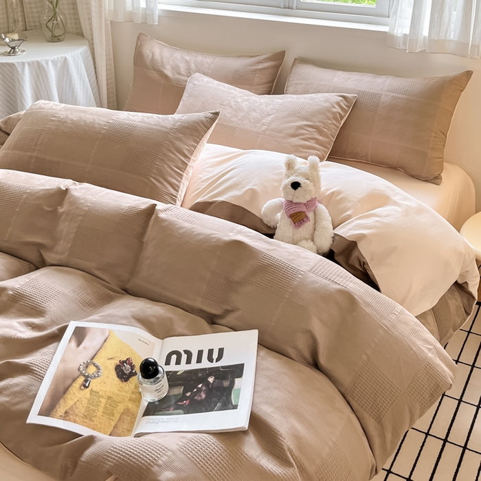 91家纺网 家纺一手货源 找家纺 言一 2025秋冬新品A类60S新疆长绒棉纯棉陶瓷轻磨毛四件套提花全棉床单被套不掉毛2 卡其+奶玉色