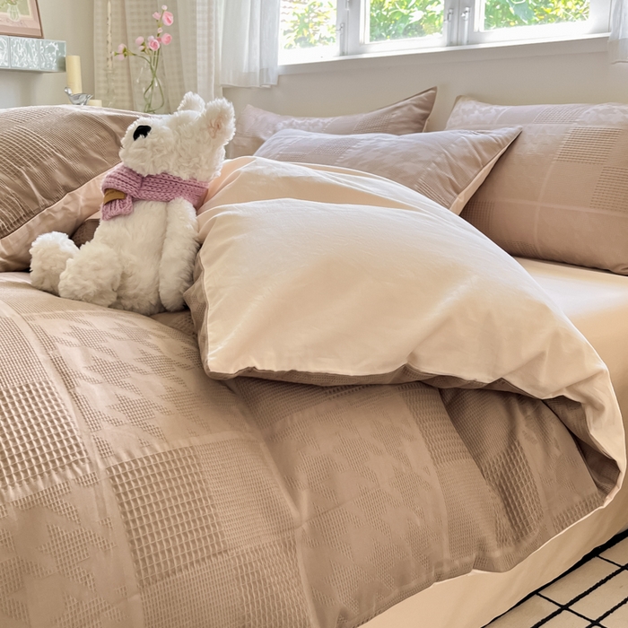 91家纺网 家纺一手货源 找家纺 言一 2025秋冬新品A类60S新疆长绒棉纯棉陶瓷轻磨毛四件套提花全棉床单被套不掉毛2 卡其+奶玉色