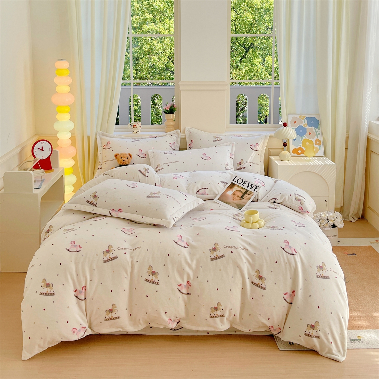 91家纺网 家纺一手货源 找家纺 凯儿2025加厚A类印花牛奶绒单品四件套 爱心木马