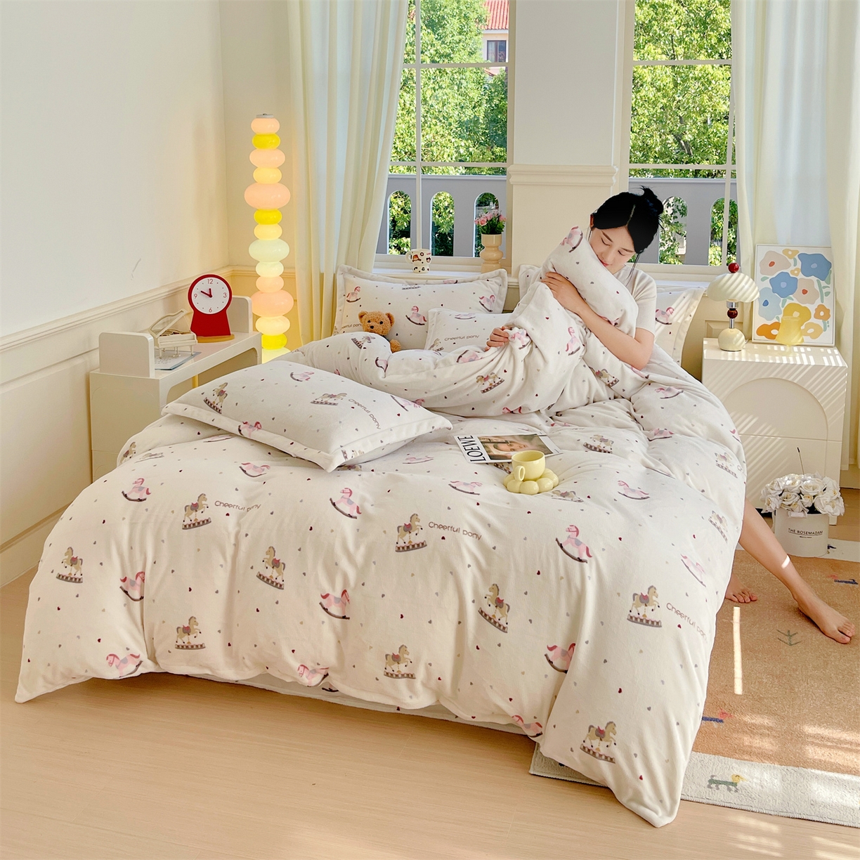 91家纺网 家纺一手货源 找家纺 凯儿2025加厚A类印花牛奶绒单品四件套 爱心木马