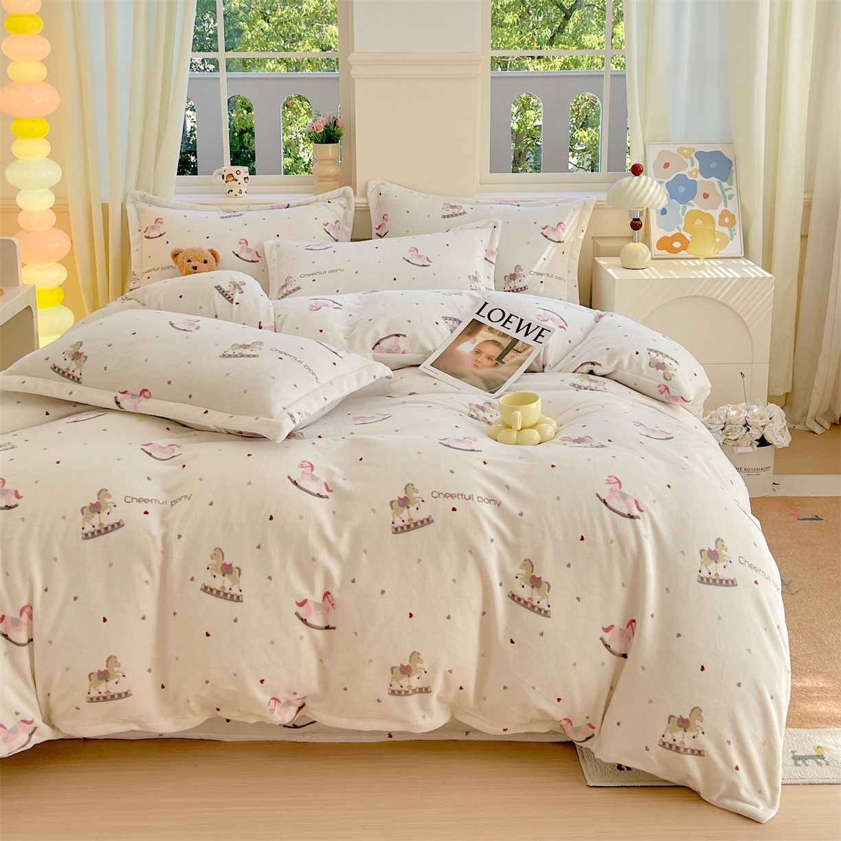 91家纺网 家纺一手货源 找家纺 凯儿2025加厚A类印花牛奶绒单品四件套 爱心木马