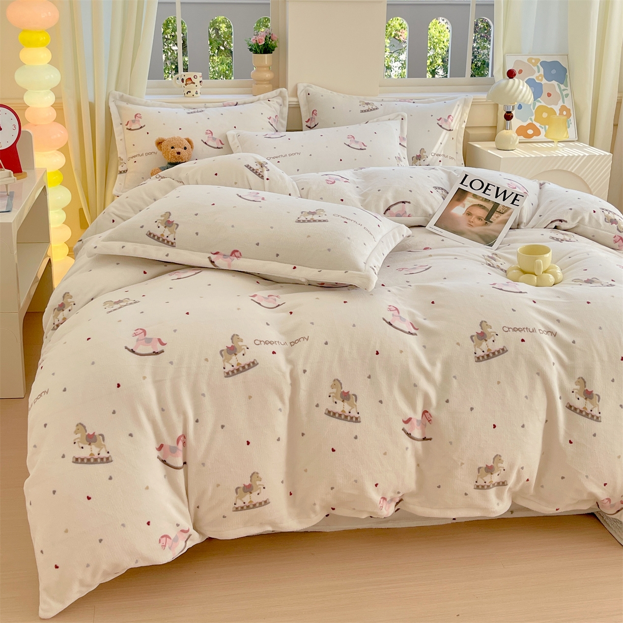 91家纺网 家纺一手货源 找家纺 凯儿2025加厚A类印花牛奶绒单品四件套 爱心木马