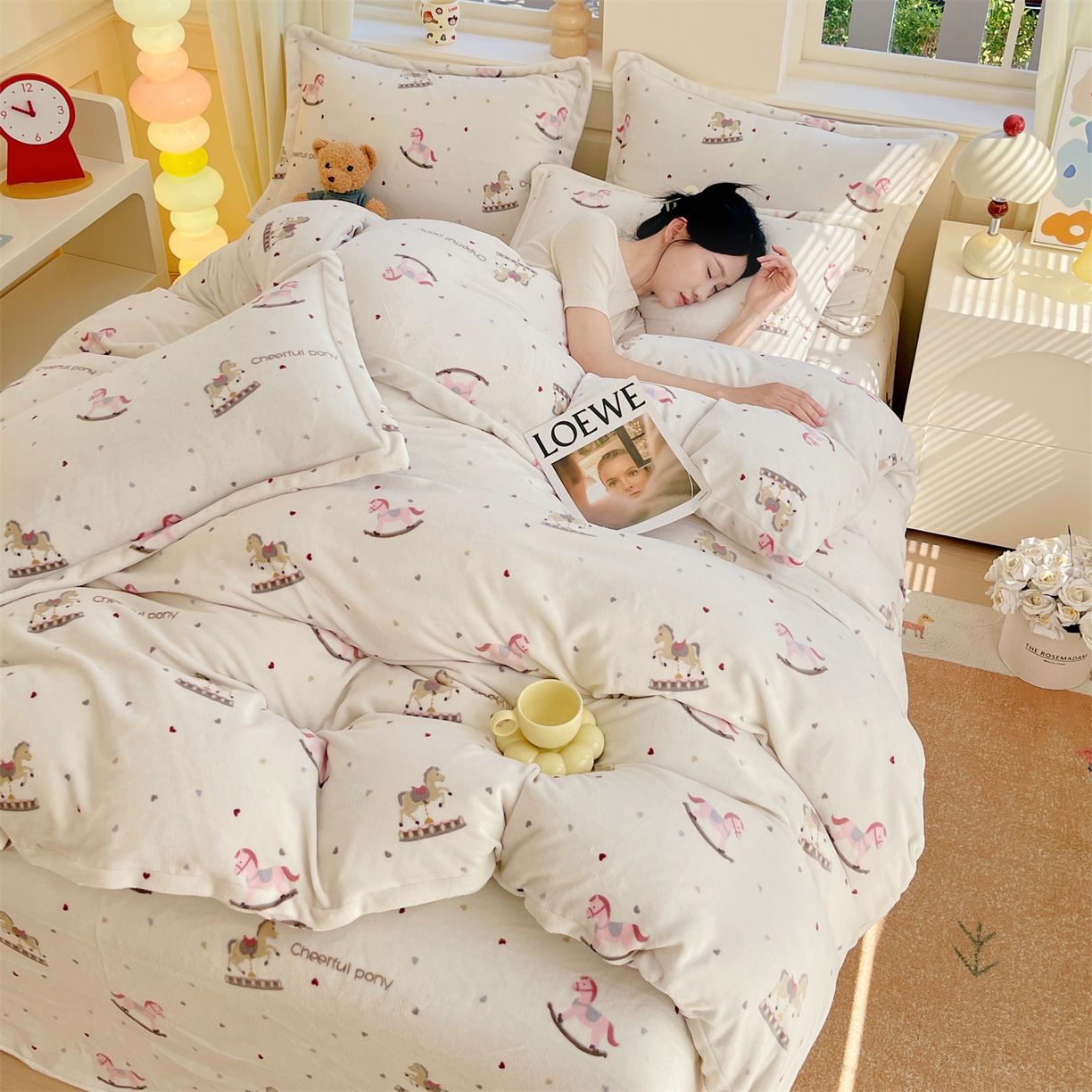 91家纺网 家纺一手货源 找家纺 凯儿2025加厚A类印花牛奶绒单品四件套 爱心木马
