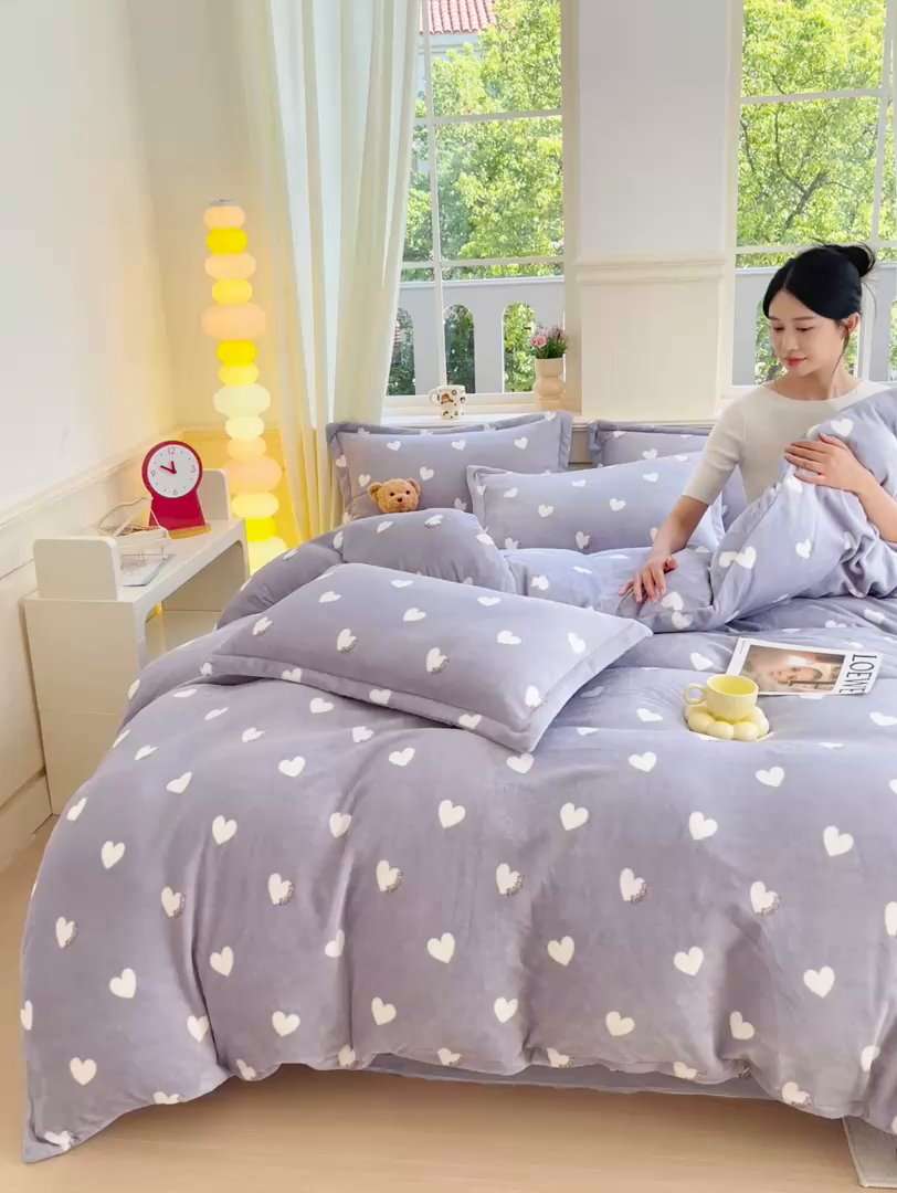 91家纺网 家纺一手货源 找家纺 凯儿2025加厚A类印花牛奶绒单品四件套 心心相印-灰