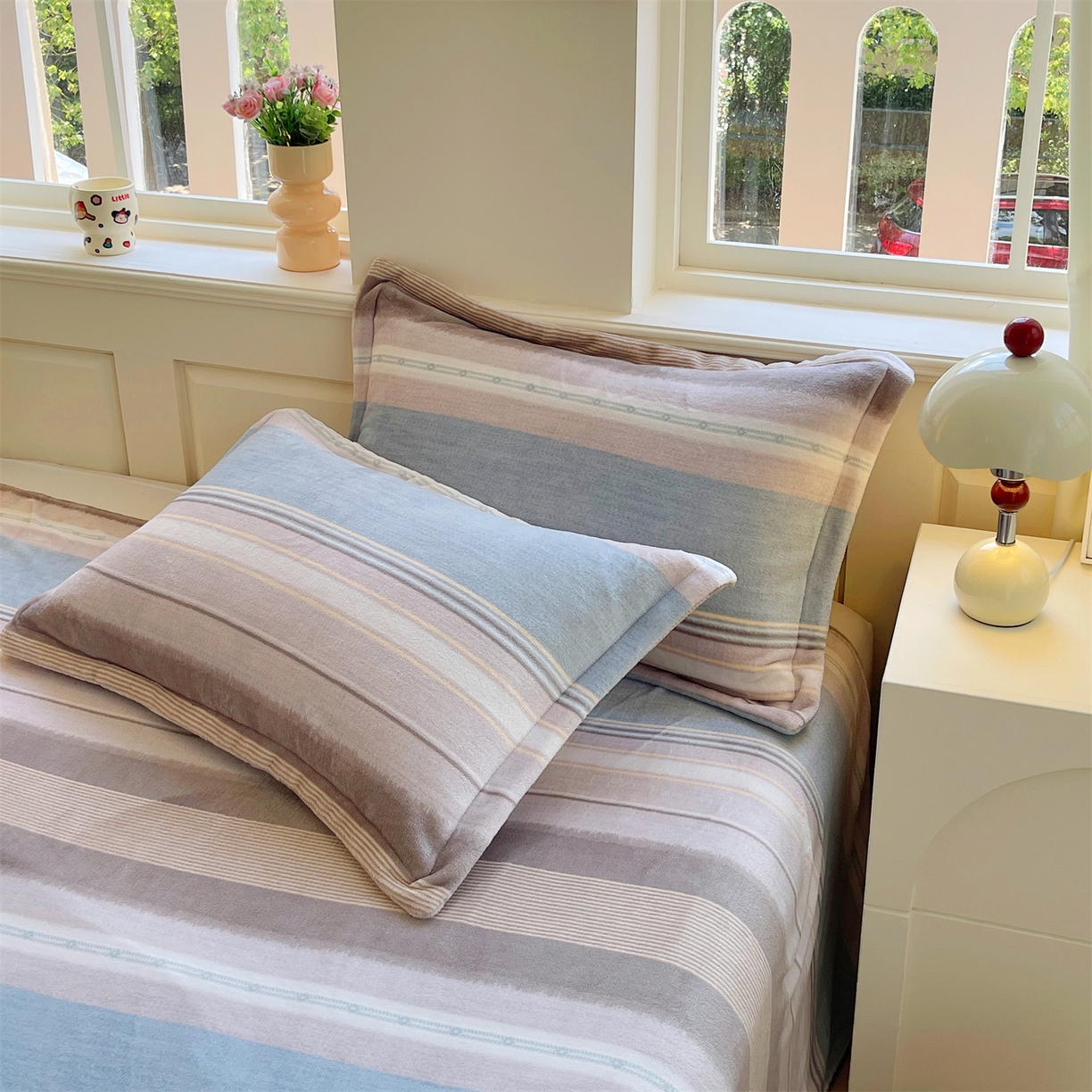 91家纺网 家纺一手货源 找家纺 凯儿家纺 2025新款A类加厚高克重印花牛奶绒单枕套 英伦之旅-兰