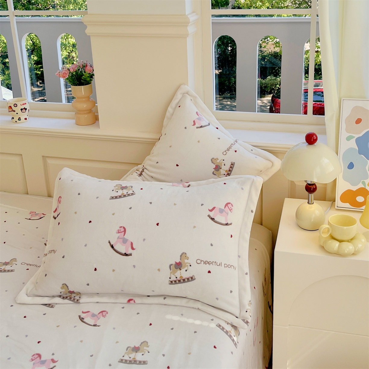 91家纺网 家纺一手货源 找家纺 凯儿家纺 2025新款A类加厚高克重印花牛奶绒单枕套 爱心木马