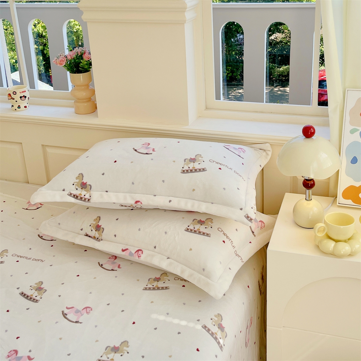 91家纺网 家纺一手货源 找家纺 凯儿家纺 2025新款A类加厚高克重印花牛奶绒单枕套 爱心木马