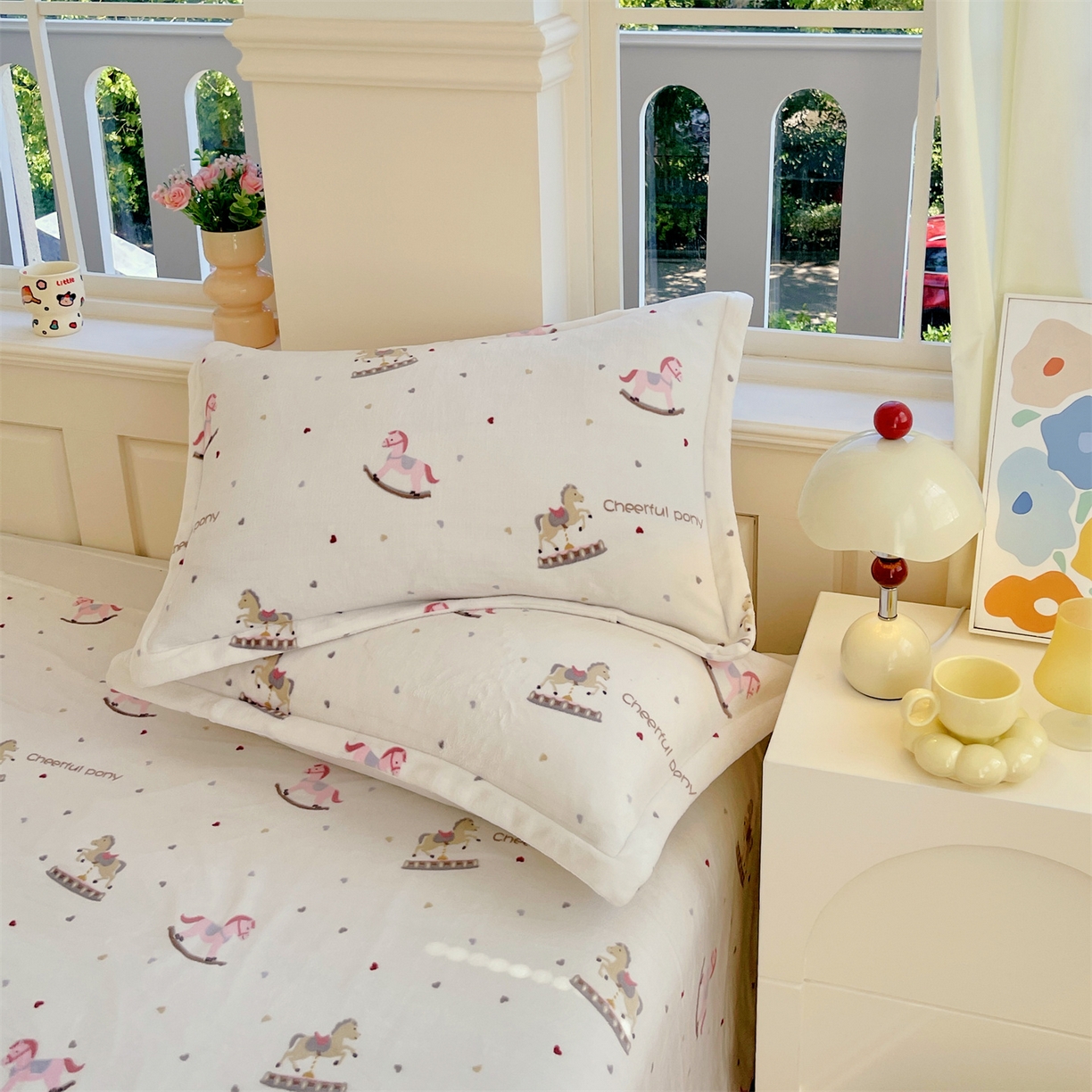 91家纺网 家纺一手货源 找家纺 凯儿家纺 2025新款A类加厚高克重印花牛奶绒单枕套 爱心木马