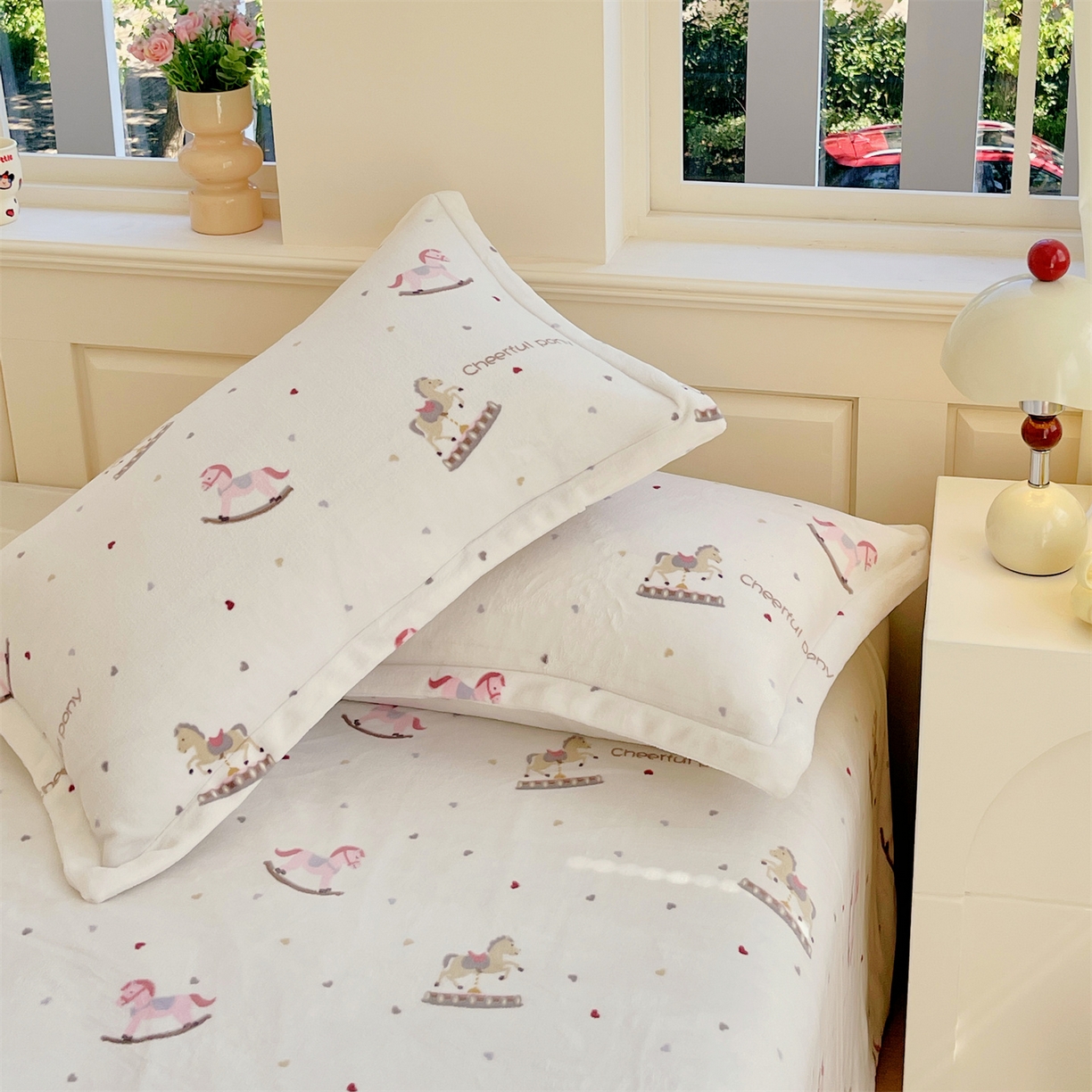 91家纺网 家纺一手货源 找家纺 凯儿家纺 2025新款A类加厚高克重印花牛奶绒单枕套 爱心木马