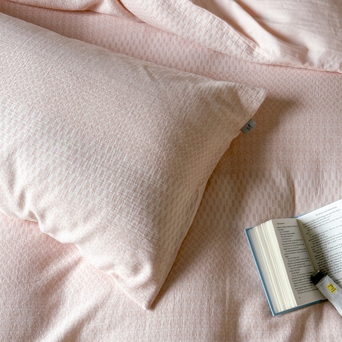 91家纺网 家纺一手货源 找家纺 玛奇朵 2024新品韩国A类侘寂风色织提花双层皱皱纱四件套-流光溢彩系列 流光溢彩-粉