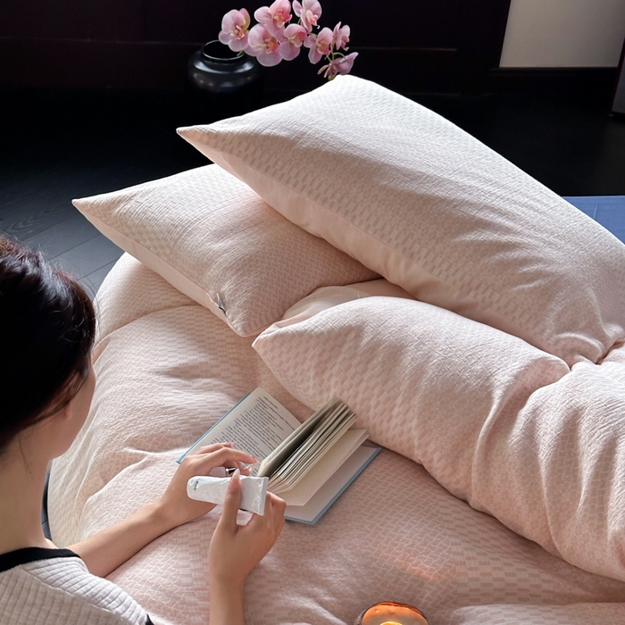 91家纺网 家纺一手货源 找家纺 玛奇朵 2024新品韩国A类侘寂风色织提花双层皱皱纱四件套-流光溢彩系列 流光溢彩-粉