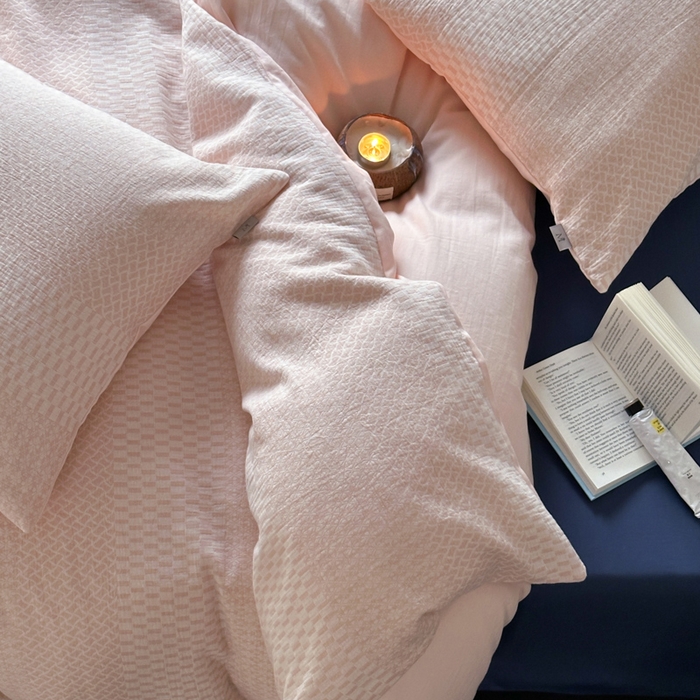 91家纺网 家纺一手货源 找家纺 玛奇朵 2024新品韩国A类侘寂风色织提花双层皱皱纱四件套-流光溢彩系列 流光溢彩-粉