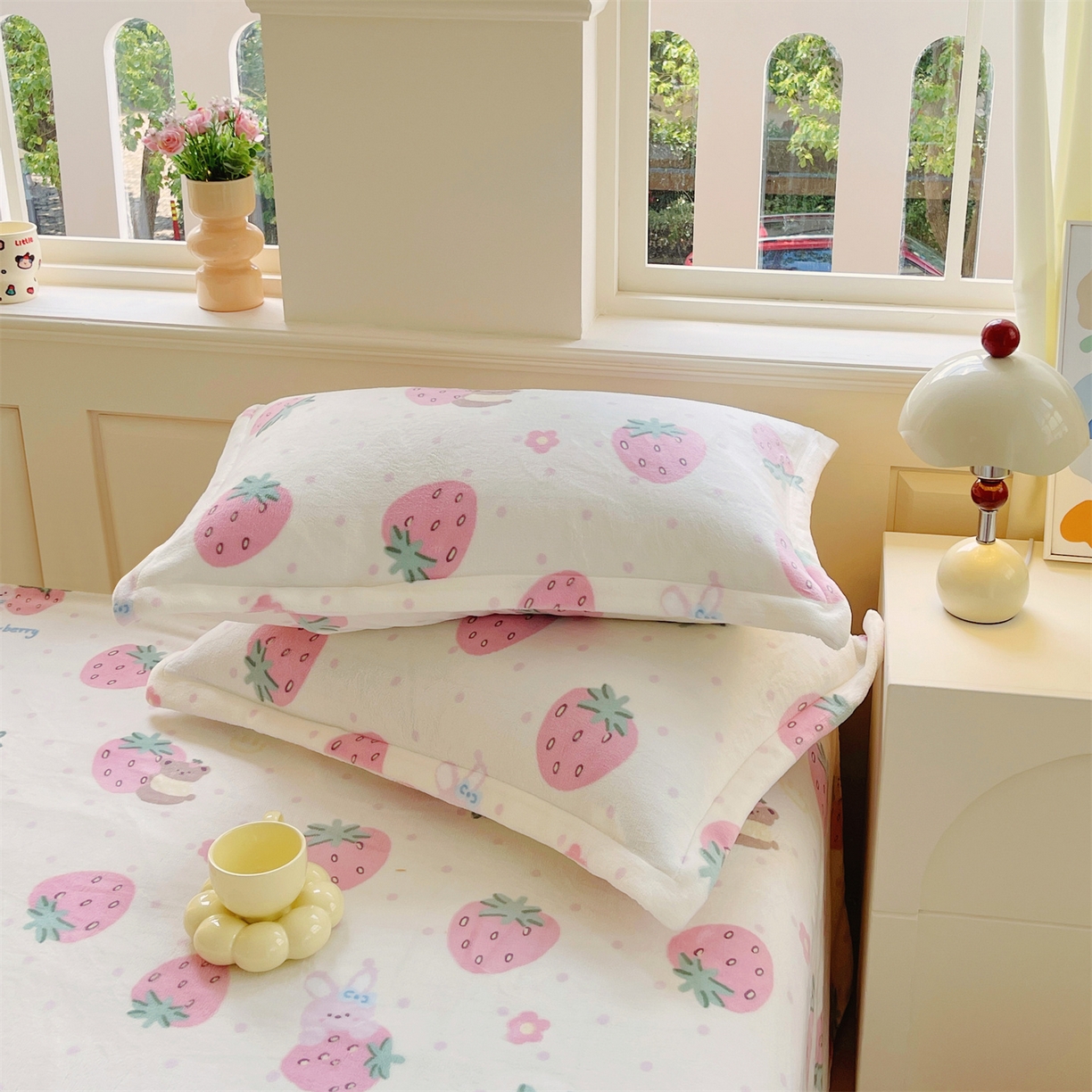 91家纺网 家纺一手货源 找家纺 凯儿家纺 2025新款A类加厚高克重印花牛奶绒单枕套 奶油草莓