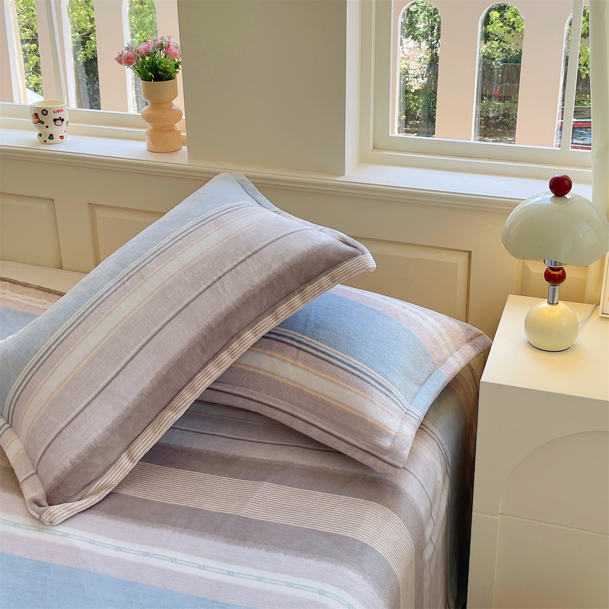 91家纺网 家纺一手货源 找家纺 凯儿家纺 2025新款A类加厚高克重印花牛奶绒单枕套 英伦之旅-兰