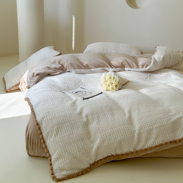 91家纺网 家纺一手货源 找家纺 玛奇朵 2024秋冬新品泰兔绒提花四件套-朵以系列 朵以-白