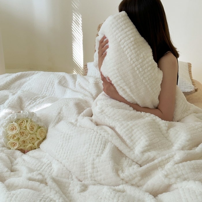 91家纺网 家纺一手货源 找家纺 玛奇朵 2024秋冬新品泰兔绒提花四件套-朵以系列 朵以-白