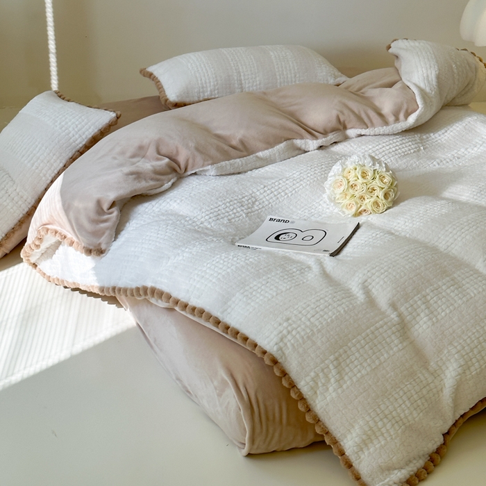 91家纺网 家纺一手货源 找家纺 玛奇朵 2024秋冬新品泰兔绒提花四件套-朵以系列 朵以-白