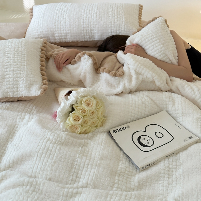 91家纺网 家纺一手货源 找家纺 玛奇朵 2024秋冬新品泰兔绒提花四件套-朵以系列 朵以-白