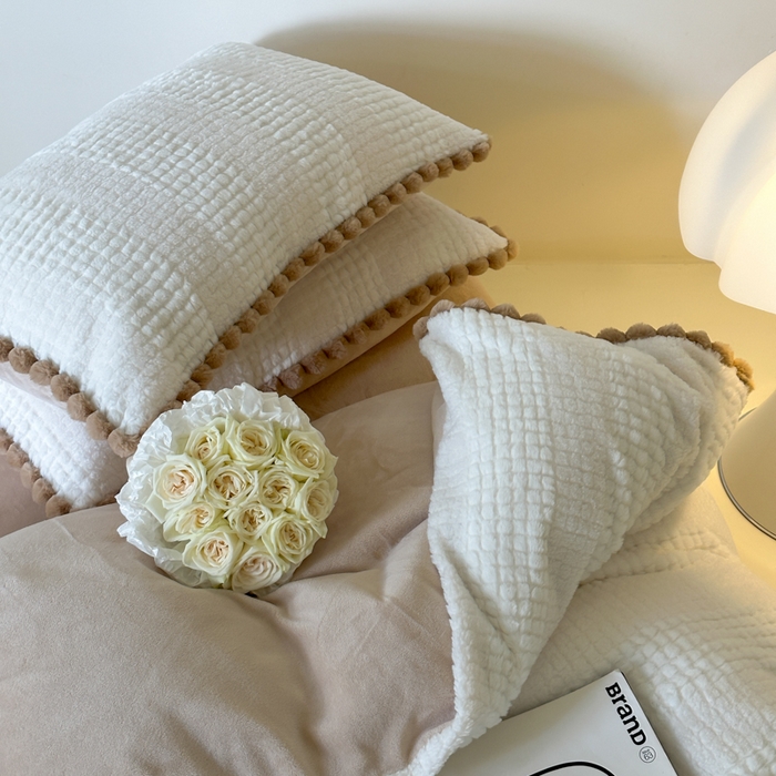 91家纺网 家纺一手货源 找家纺 玛奇朵 2024秋冬新品泰兔绒提花四件套-朵以系列 朵以-白