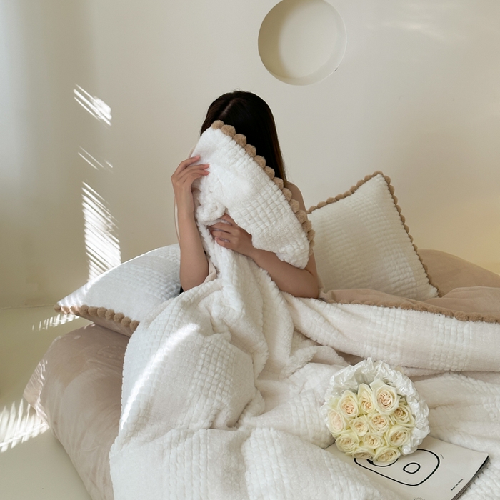 91家纺网 家纺一手货源 找家纺 玛奇朵 2024秋冬新品泰兔绒提花四件套-朵以系列 朵以-白