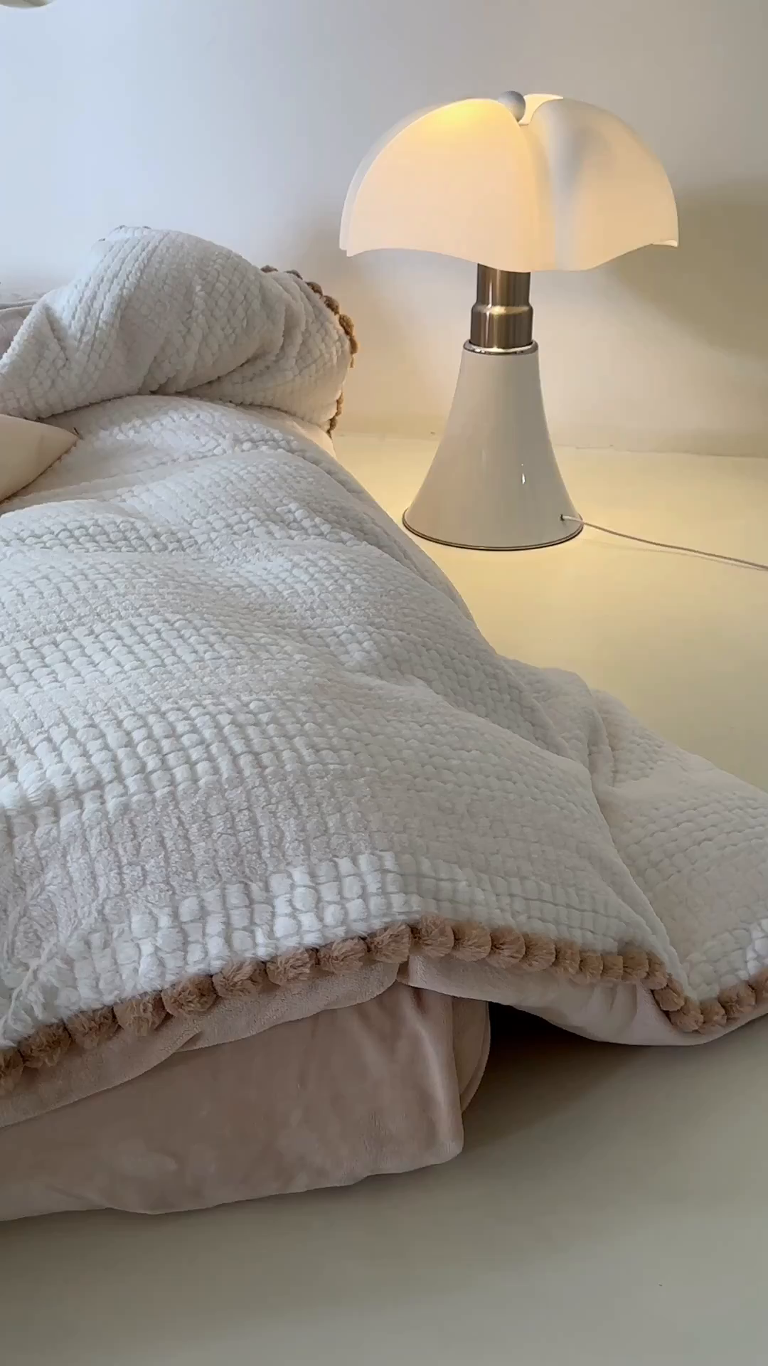 91家纺网 家纺一手货源 找家纺 玛奇朵 2024秋冬新品泰兔绒提花四件套-朵以系列 朵以-白