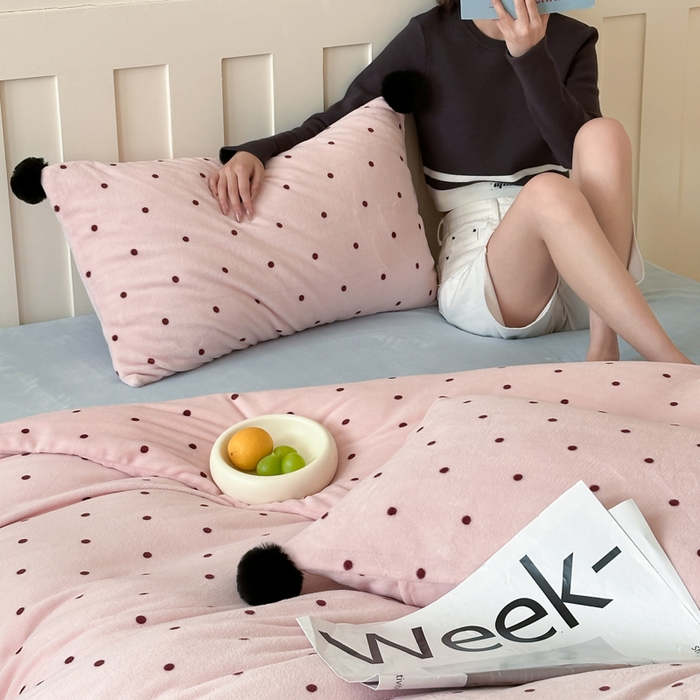 91家纺网 家纺一手货源 找家纺 （总）玛奇朵 2024秋冬新品波点牛奶绒毛球套件四件套