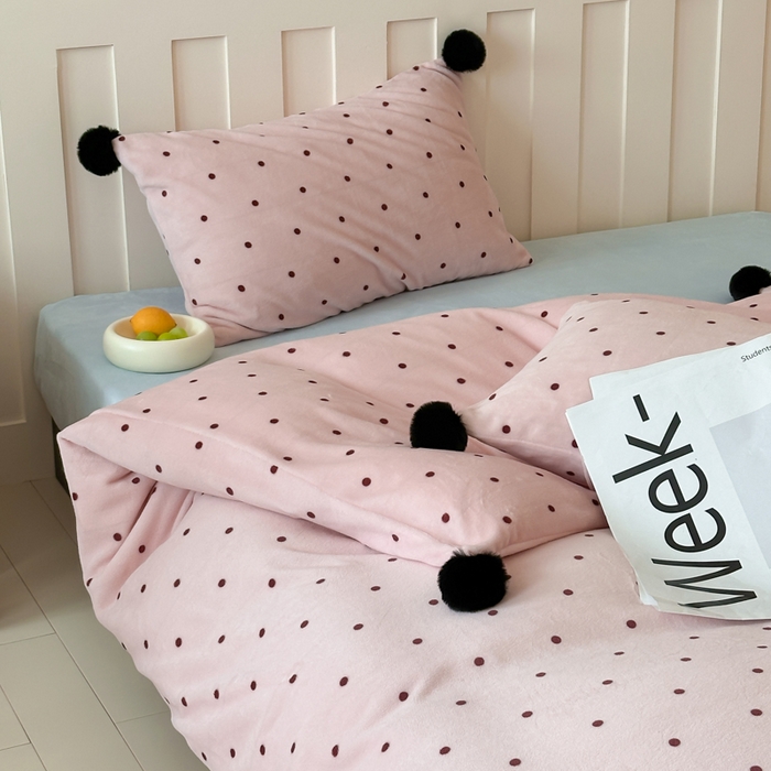 91家纺网 家纺一手货源 找家纺 （总）玛奇朵 2024秋冬新品波点牛奶绒毛球套件四件套