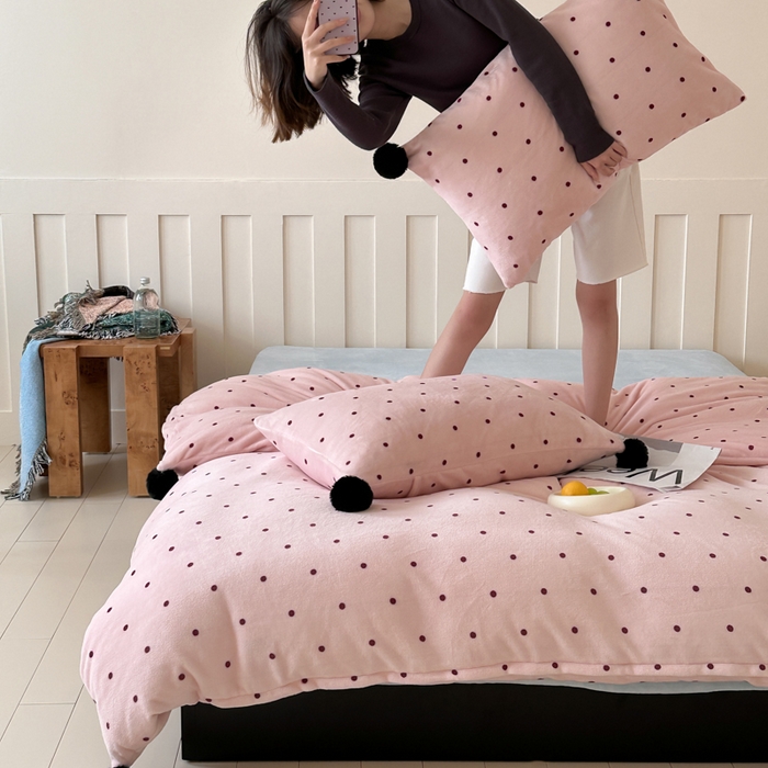 91家纺网 家纺一手货源 找家纺 玛奇朵 2024秋冬新品波点牛奶绒毛球套件四件套 波点-粉