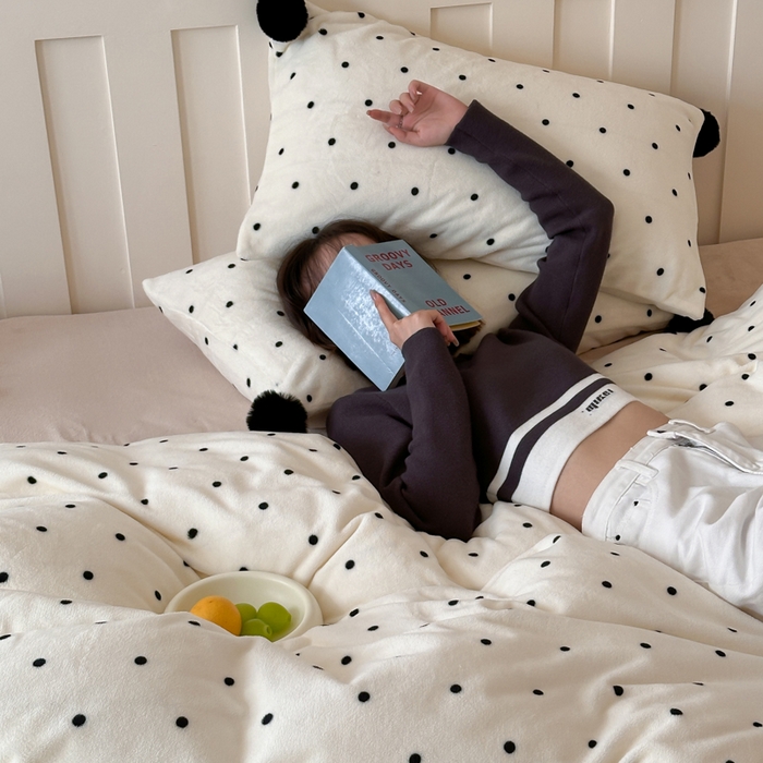 91家纺网 家纺一手货源 找家纺 玛奇朵 2024秋冬新品波点牛奶绒毛球套件四件套 波点-奶白