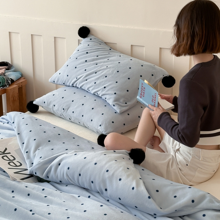 91家纺网 家纺一手货源 找家纺 玛奇朵 2024秋冬新品波点牛奶绒毛球套件四件套 波点-蓝