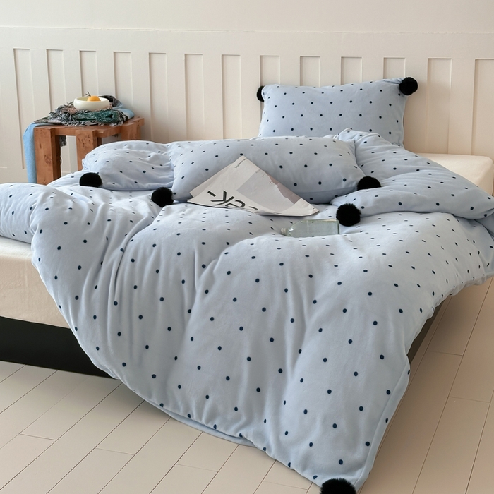 91家纺网 家纺一手货源 找家纺 玛奇朵 2024秋冬新品波点牛奶绒毛球套件四件套 波点-蓝