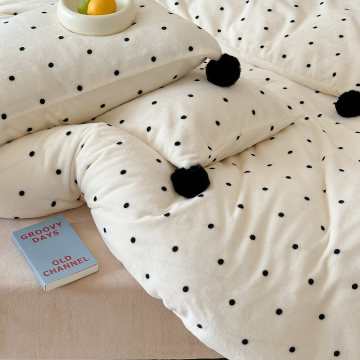 91家纺网 家纺一手货源 找家纺 玛奇朵 2024秋冬新品波点牛奶绒毛球套件四件套 波点-奶白