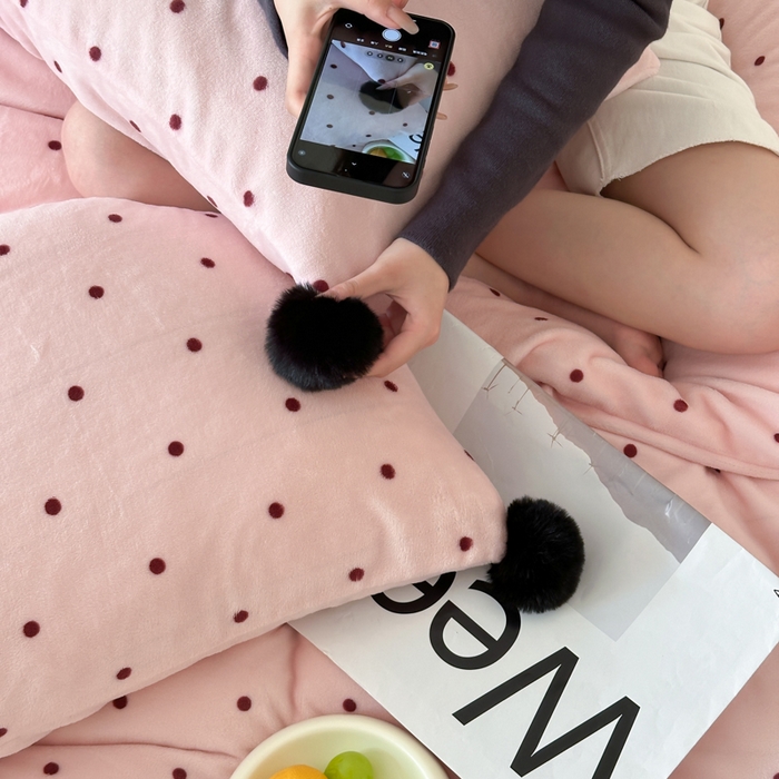 91家纺网 家纺一手货源 找家纺 （总）玛奇朵 2024秋冬新品波点牛奶绒毛球套件四件套