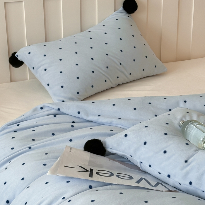 91家纺网 家纺一手货源 找家纺 玛奇朵 2024秋冬新品波点牛奶绒毛球套件四件套 波点-蓝