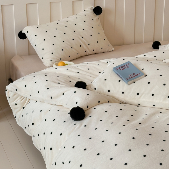 91家纺网 家纺一手货源 找家纺 玛奇朵 2024秋冬新品波点牛奶绒毛球套件四件套 波点-奶白