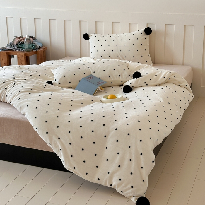 91家纺网 家纺一手货源 找家纺 玛奇朵 2024秋冬新品波点牛奶绒毛球套件四件套 波点-奶白