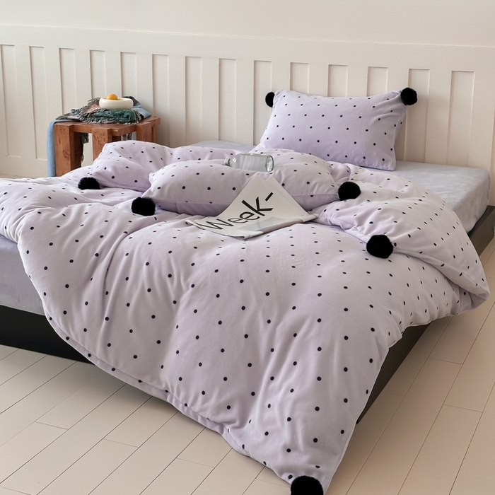 91家纺网 家纺一手货源 找家纺 玛奇朵 2024秋冬新品波点牛奶绒毛球套件四件套 波点-紫